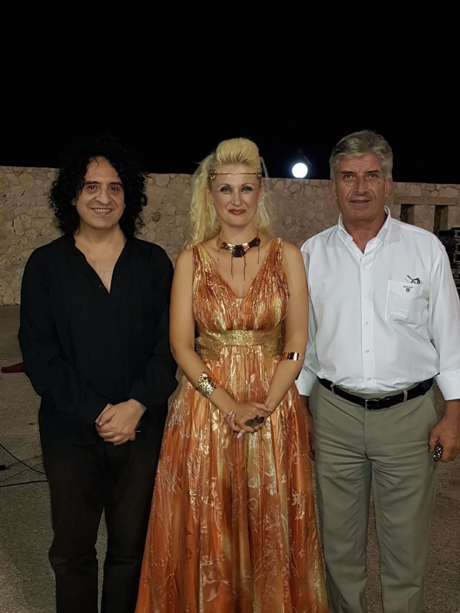 Read more about the article Ο Δήμαρχος Κρωπίας Δημήτριος Κιούσης, παρευρέθηκε στην Λυρική τραγωδία «Τραχίνιες» του Σοφοκλή και συνεχάρη την σκηνοθέτιδα και πρωταγωνίστρια Ειρήνη Κώνστα και τους εξαιρετικούς καλλιτέχνες