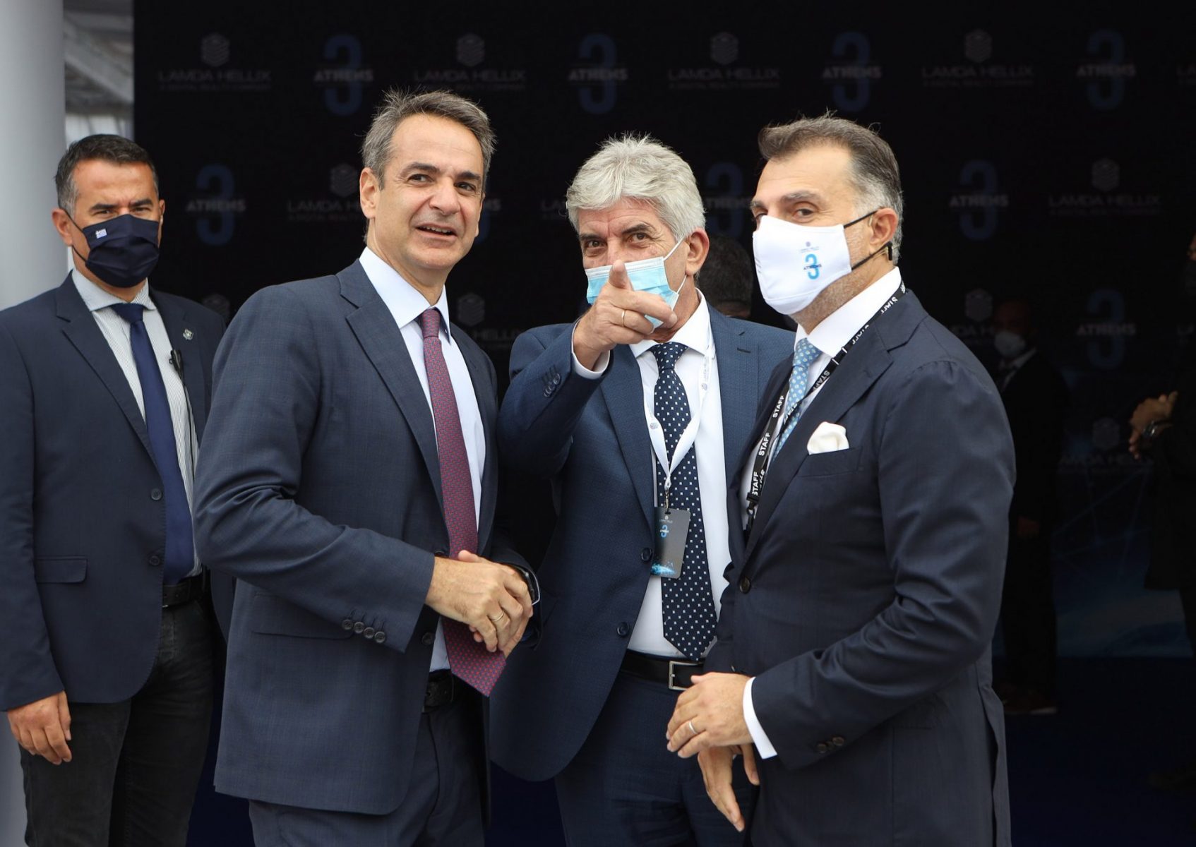 Read more about the article Στα εγκαίνια θεμελίωσης της νέας μεγάλης επένδυσης της Lamda-Hellix(μέλους τους αμερικανικού ομίλου Digital Realty) στο Κορωπί στην οδό Ηφαίστου στη θέση “Μπότα” ο Δήμαρχος Κρωπίας Δημήτριος Κιούσης μαζί με τον Πρωθυπουργό Κυριάκο Μητσοτάκη και Υπουργούς της Κυβέρνησης